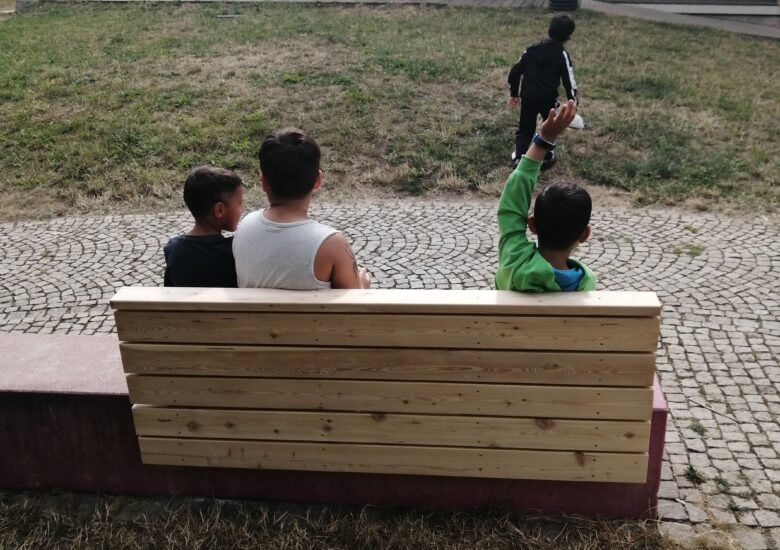 V parku Hvězdička máme nové dřevěné lavičky